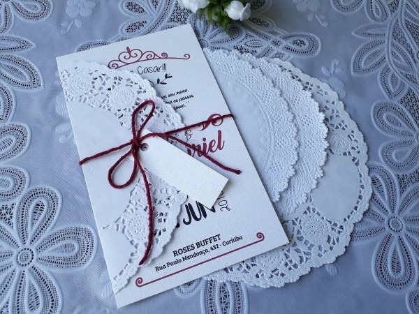 Convite casamento, rústico, papel renda, fio marsala, barato Convite casamento, rústico, papel renda, fio marsala, barato