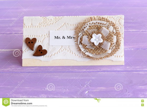 Convite do casamento do vintage no fundo de madeira lilás ofÃcios Convite do casamento do vintage no fundo de madeira lilás ofÃcios