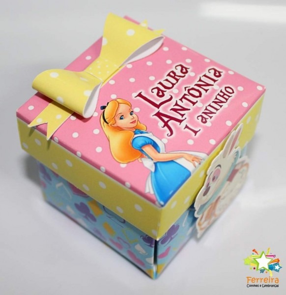 Convite caixinha com aplique alice no paÃs das maravilhas Convite caixinha com aplique alice no paÃs das maravilhas