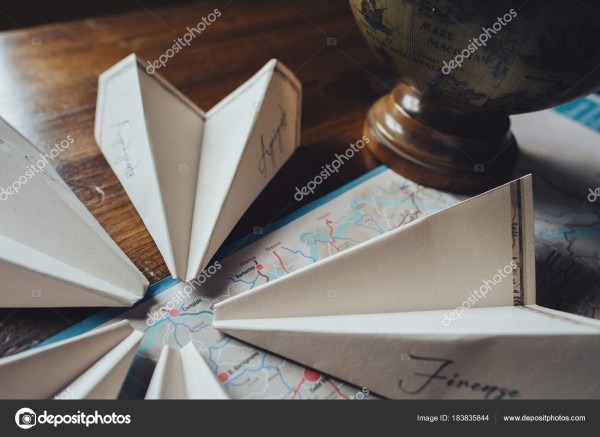 Convites casamento forma avião papel mapa â fotografias de stock Convites casamento forma avião papel mapa â fotografias de stock