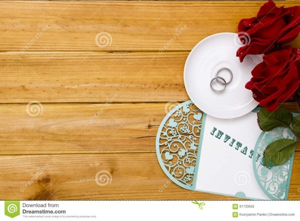 Convite ao casamento com alianÃ§as de casamento imagem de stock