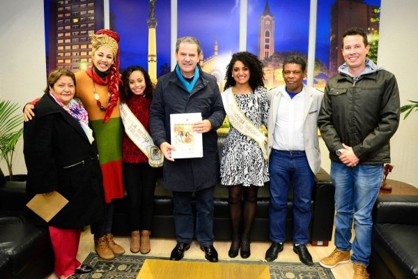 Prefeito recebe convite para escolha da mais bela negra e miss Prefeito recebe convite para escolha da mais bela negra e miss