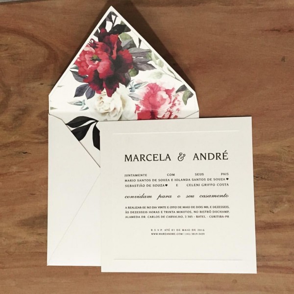 Convite envelope de bico com forro floral e relevo americano Convite envelope de bico com forro floral e relevo americano