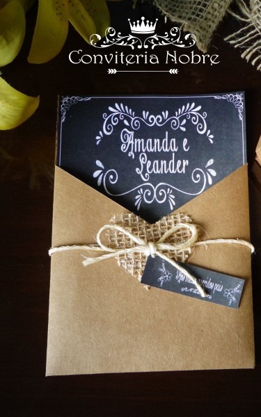 Convite rústico chalkboard envelope em papel kraft com coração de Convite rústico chalkboard envelope em papel kraft com coração de