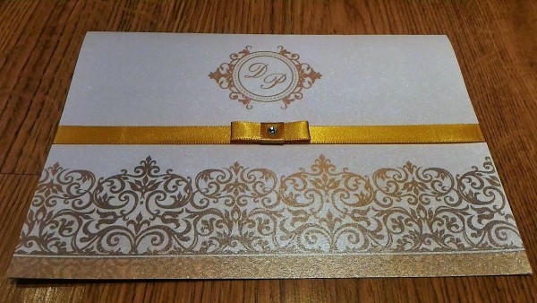 Convite de casamento papel perolado borda victorian