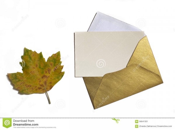 Folha do outono no fundo branco com convite do cartÃ£o e dourado