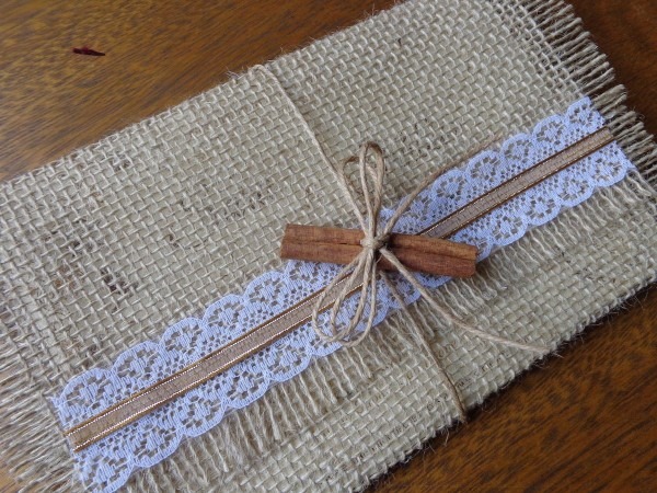 Convite de casamento rústico com juta e renda descriÃÃo envelope Convite de casamento rústico com juta e renda descriÃÃo envelope