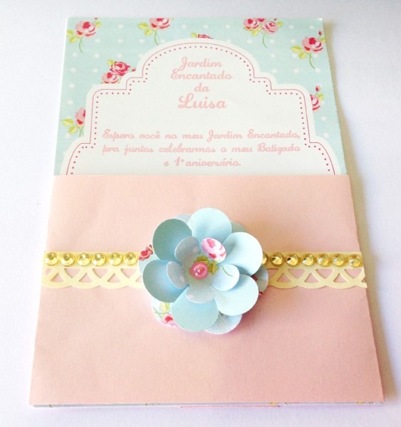 Convite floral com faixa e flor de papel no elo7
